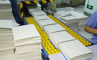 Línea de encolado de páginas de libros de cartón