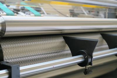 Máquina para alimentación y encolado de cartón a alta velocidad automática